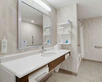 Hampton Inn Detroit/Dearborn - Dearborn - Schlafzimmer