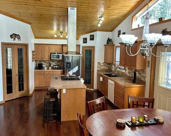 Rocky Mountain Retreat: Private 2 Acres & Hot Tub - Nordegg - Cocina