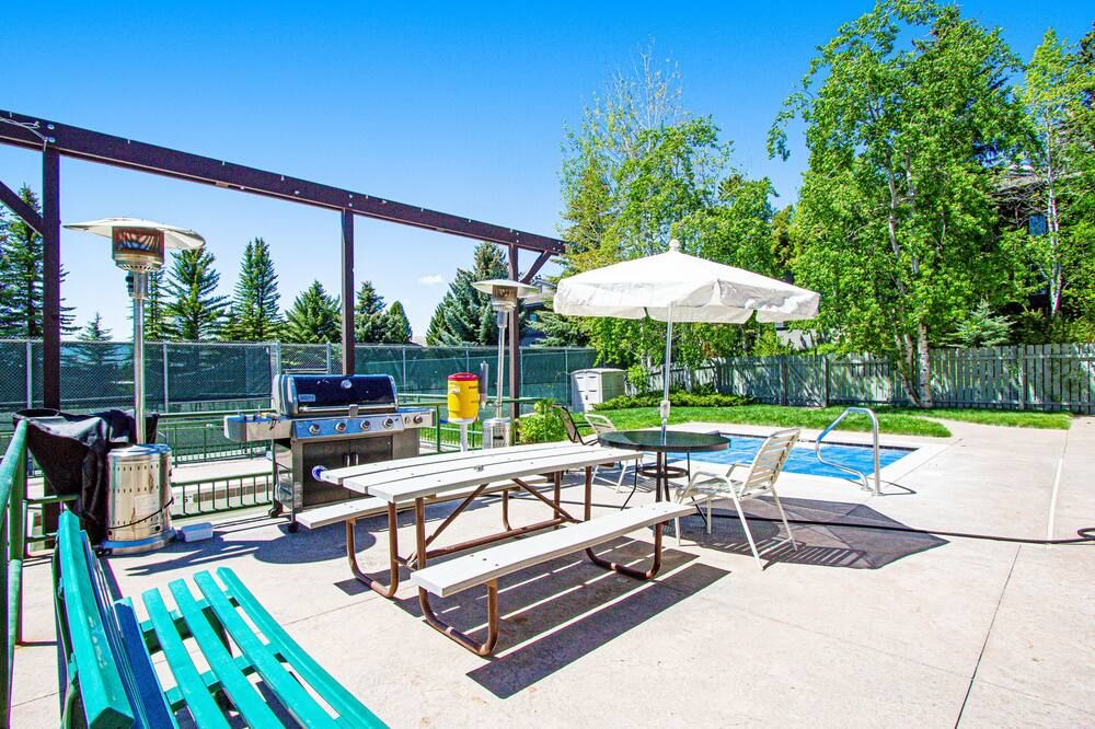 Mountain condo in downtown Teton Village w/shared hot tub, outdoor pools, & more - Teton Village - Innenhof