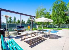 Mountain condo in downtown Teton Village w/shared hot tub, outdoor pools, & more - Teton Village - Patio