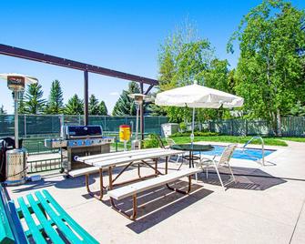 Mountain condo in downtown Teton Village w/shared hot tub, outdoor pools, & more - Teton Village - Innenhof