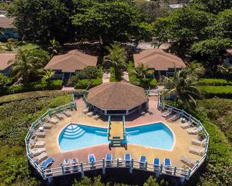 Seagrape Plantation Resort - Coxen Hole - Piscina