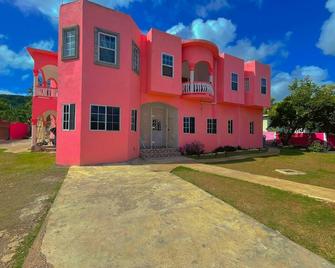 A taste of Jamaica Lavern place - Ocho Rios - Building