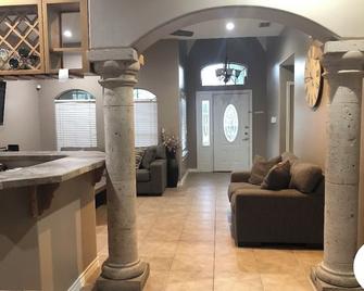 Entire house , close to Mall, restaurantsbr 4 bedrooms and 3 full baths - Laredo - Lobby
