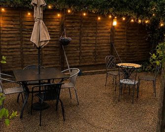 The Beaumont - Sittingbourne - Terasa