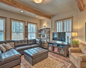Updated Townhome w/ Hot Tub - Walk to Downtown! - Red Lodge - Huiskamer