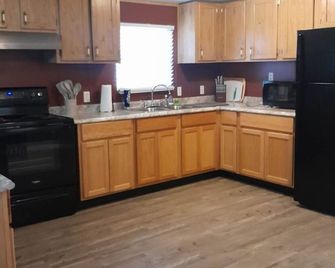 Blue Haven Retreat - Angleton - Kitchen