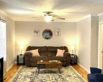 Cozy 2 Bedroom Townhouse Near Lake and Restaurants - Guntersville - Living room