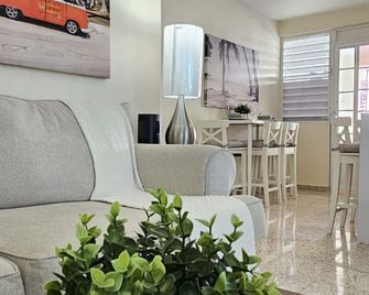 Guánica Bay House 3/2 with Game/Movie Room, Fully Renovated - Guánica - Sala de estar