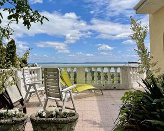 Holiday home with pool and panorama of Lake Balaton - Ábrahámhegy - Balcón