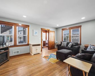 Seaside Park Gem! Pool, Hot Tub, Beach Badges & More! - Seaside Park - Living room