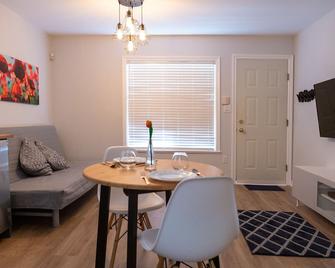 'Suite on Main' | Trendy Main Street | Queen Elizabeth Park | Hillcrest center - Vancouver - Comedor