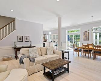New Listing: Airy Wainscott Estate, Secluded & Spacious, Bike To Beach,.. - Wainscott - Sala de estar