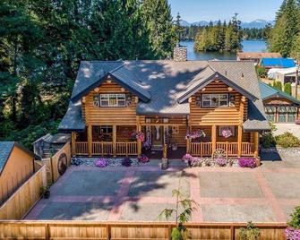 Custom, Spacious Lake-Front Log Cabin Estate: Hot Tub Shuffleboard & Pool Table - Seabeck - Edificio