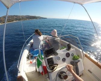 Villa Tigani: direct beach access “Dafne apartment” - Davoli