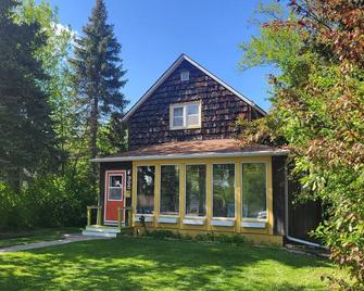 3-bdrm 2 bath charmer on Historic 4th Street near downtown Devils Lake - Devils Lake - Budova