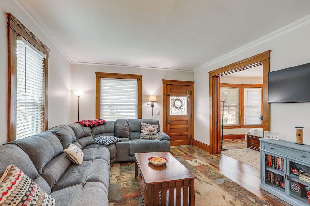 3 Mi to Cedar Point: Sunny Sandusky Home w/ Yard - Sandusky - Living room