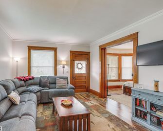 3 Mi to Cedar Point: Sunny Sandusky Home w/ Yard - Sandusky - Living room