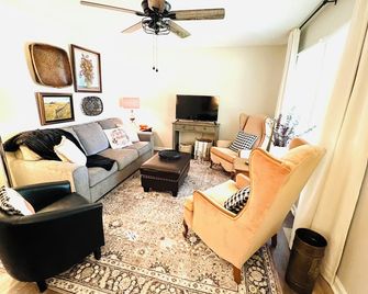 The Oasis. Cozy 3-bed house 1 mile to Campbell University. WiFi - Lillington - Living room