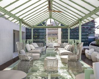 إل بالاويت مودرنيست سويتس برسيلونا - برشلونة - شرفة مرصوفة