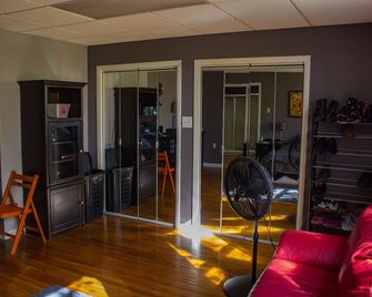 Harrisburg / Hershey Happy! Unique, Comfy, Space and Smiles - Harrisburg - Living room