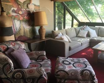 Crackenback Farm Guesthouse - Thredbo - Living room