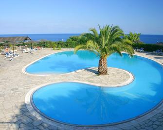 Porto Skala Hotel Village - Skala - Басейн