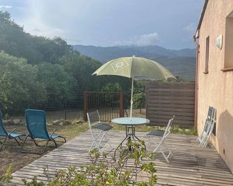 Studio Figari, au Calme Avec Magnifique vue sur la Montagne et les Vignes - Figari - Innenhof