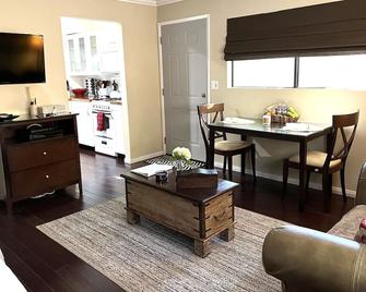 Quiet Chic Studio Apartment with secure parking In Valley Village. - Los Angeles - Living room
