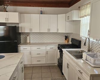 Tropical View Villas - Hartswell - Kitchen
