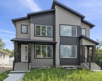 Charming Basement Private Suite in Bonnie Doon. Just renovated! - Edmonton - Building