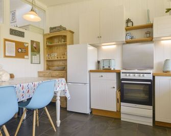 2 Brook Cottages, Pet Friendly, Country Holiday Cottage In Hope Cove - Hope Cove - Kitchen