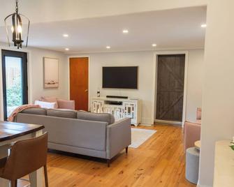 Elegant Elora Home with Stylish Décor - Elora - Living room