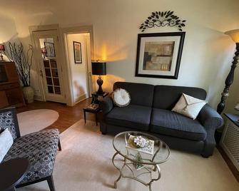Charming Renovated One Bedroom Apartment. - Windsor - Living room