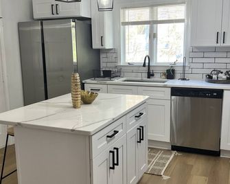 Modern 3BR Near Six Flags, Big E, major Hospitals & Museums - Springfield - Kitchen