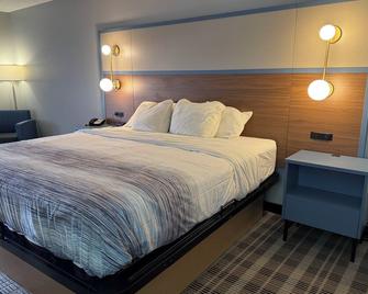 AmericInn by Wyndham Columbus Wisconsin - Columbus - Bedroom