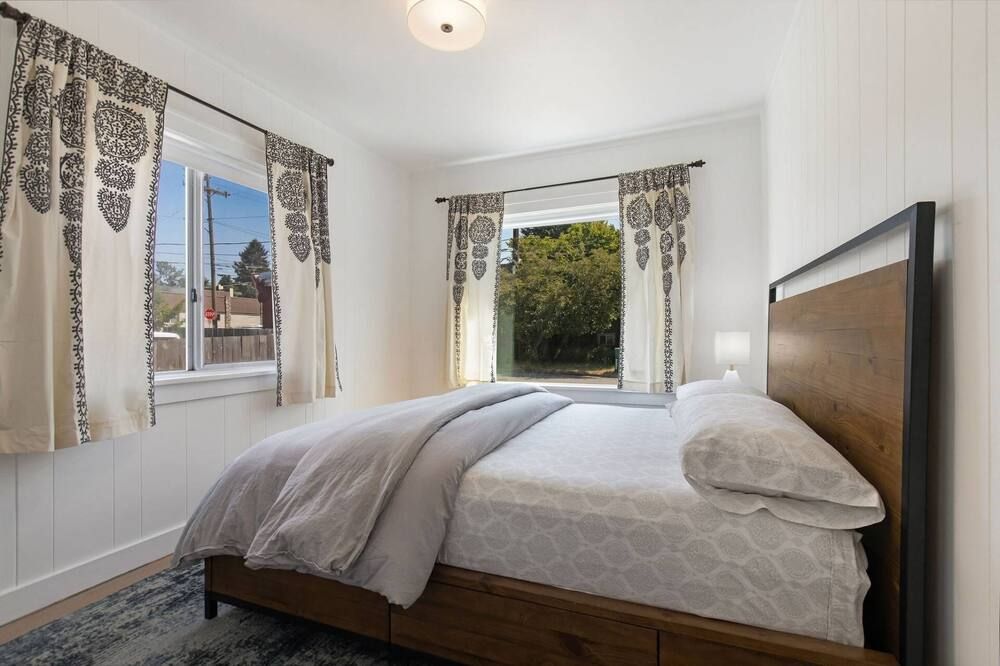 Bright & Modern Cottage in Ballard |Fenced Yard, Deck, Walk to Local Restaurants-10 Min to Downtown - סיאטל - חדר שינה
