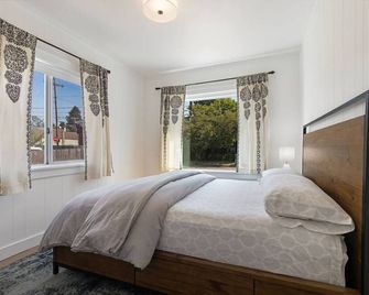 Bright & Modern Cottage in Ballard |Fenced Yard, Deck, Walk to Local Restaurants-10 Min to Downtown - Seattle - Bedroom