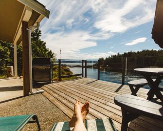 Whales and eagles out your front door! Stunning ocean views, private and quie - Quathiaski Cove - Balkon
