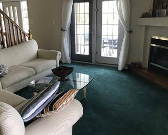 3 bedroom home near Kenora - Kenora - Living room