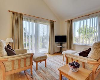 Oak Tree Cottage - Two Bedroom House, Sleeps 3 - Attleborough - Living room
