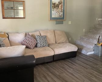 4-Bedroom Lake House in East Okoboji Lake - Spirit Lake - Living room