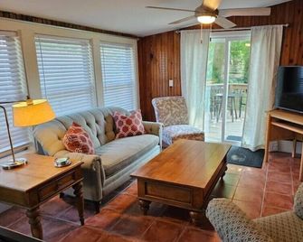 Porch Swing Place - Newly Renovated Charm - Springfield - Living room
