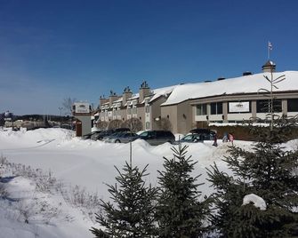 Hotel Vacances Tremblant - מון טרמבלאן - בניין