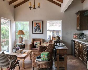 Rustic Elegance - Ocean Views, Horse Rides, Wine Tasting - La Misión - Sala de estar