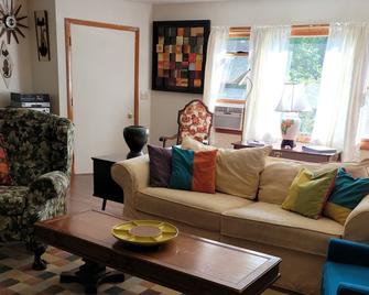 Mid century modern catskill home set in the catskill forest preserve. - Kerhonkson - Living room