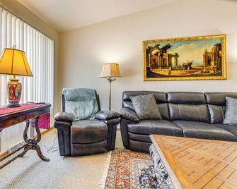 2 Mi to Lake Michigan: Cozy Duplex w/ Private Yard - Manitowoc - Wohnzimmer