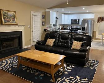 Greenville 3 Bedroom 2 Bathroom House - Mauldin - Living room