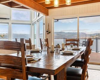 Stunning Lakefront Stay! Hot Tub, Private Dock, Pet-Friendly, Bbq, Large Patio, Scenic Lake Views - Worley - Comedor