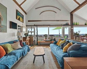 Beachfront on Commercial St w/ Water Views! - Provincetown - Wohnzimmer